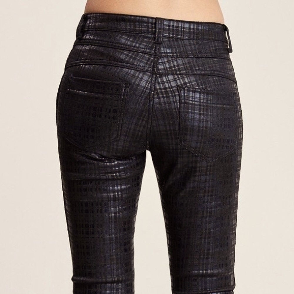MID-RISE LIGHTWEIGHT BLACK PLAID JEANS - Picture 4 of 16